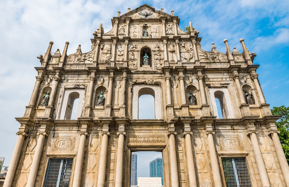 大三巴牌坊白天景观游客参观场景